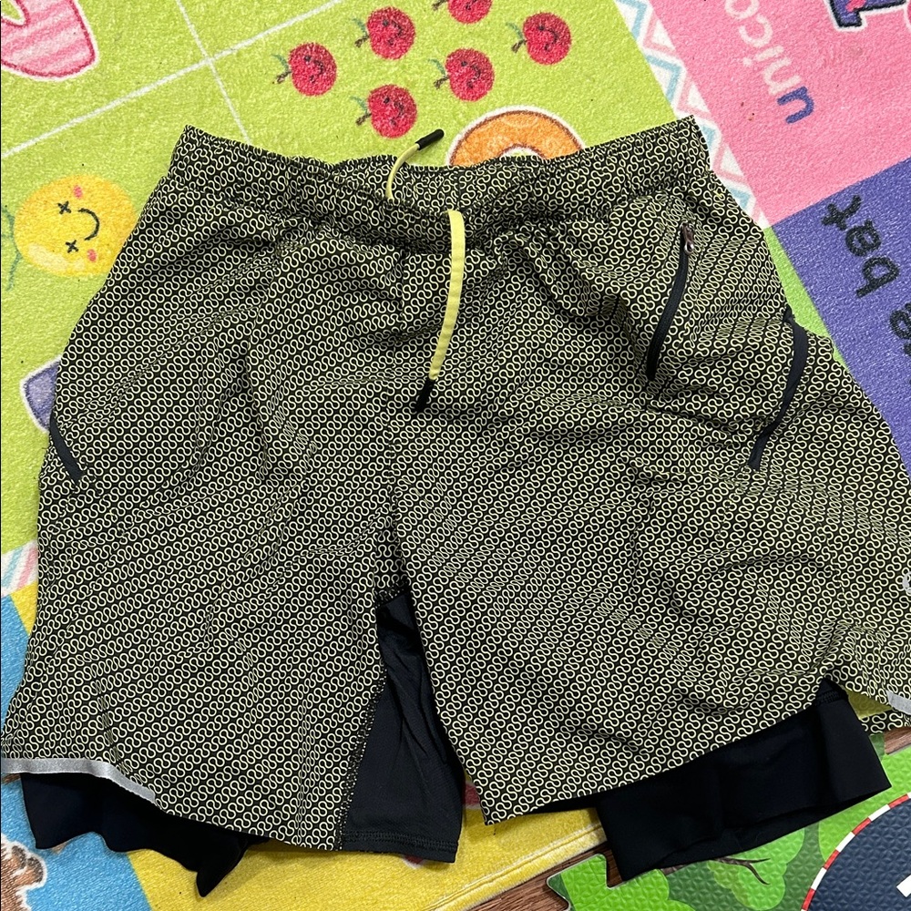 Lululemon Athletica Patterned Black and Yellow Men's Shorts